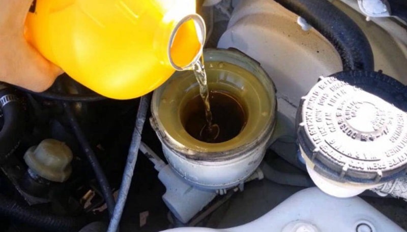 thay dầu phanh xe ô tô giá tốt