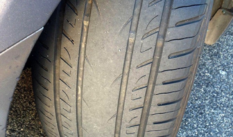 dấu hiệu lốp xe ô tô bị mòn